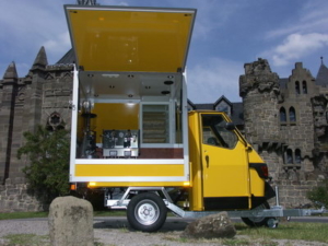 Piaggio Ape 50 Kaffee Mobil mit Espresso Aufbau und Café Maschine