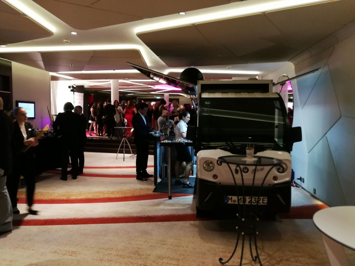 Das McCafé Elektromobil beim Fashion Dinner 2018