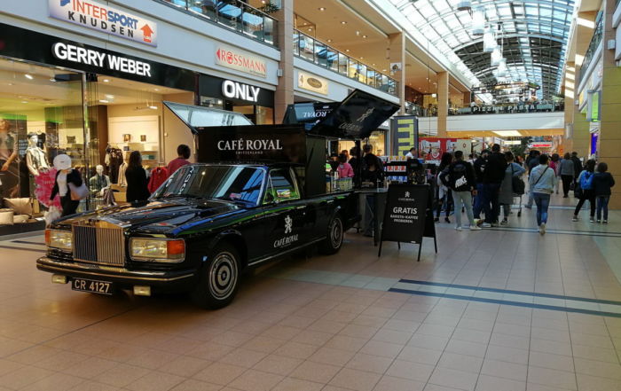 Mit dem Rolls Royce Kaffeemobil in dem Center City Kiel , die mobile Barista Promotion